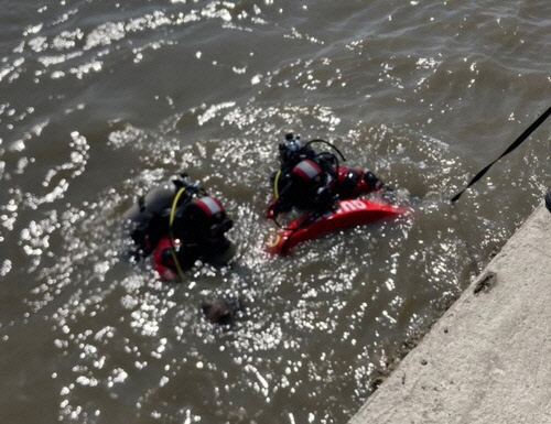 강화군서 차량 추락. 해상 구조 작업 [인천소방본부 제공]